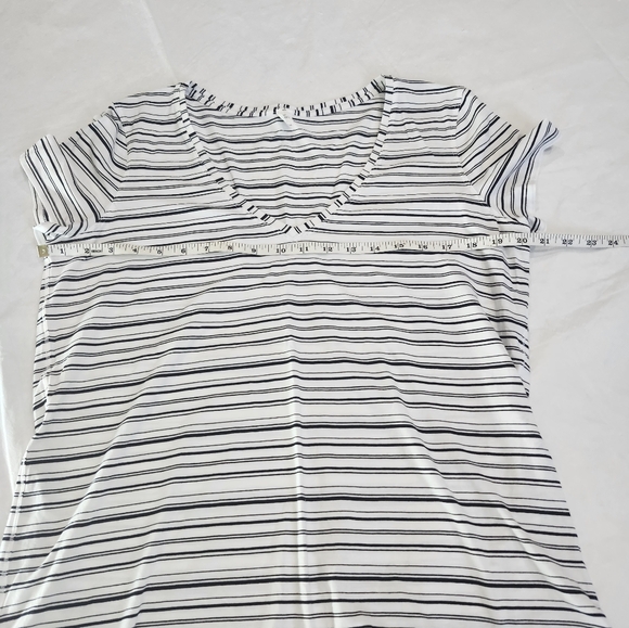 Lululemon Athletica Size 10 Black and White Striped V-Neck Tee - Picture 4 of 6